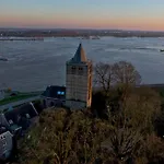 The Ferryman's Vrijgelegen Aan De Waal Varik