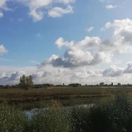 The Ferryman's Vrijgelegen Aan De Waal Ferienhaus