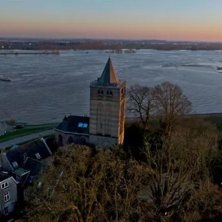 The Ferryman's Vrijgelegen Aan De Waal Varik