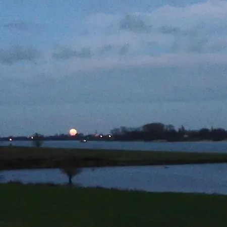 Ferienhaus The Ferryman's Vrijgelegen Aan De Waal Varik