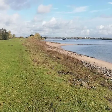 The Ferryman's Vrijgelegen Aan De Waal *