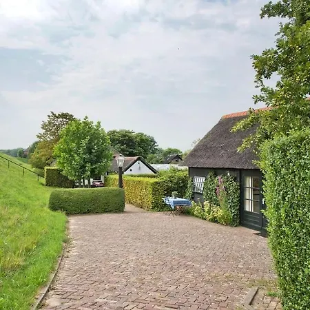 度假居 The Ferryman's Vrijgelegen Aan De Waal *