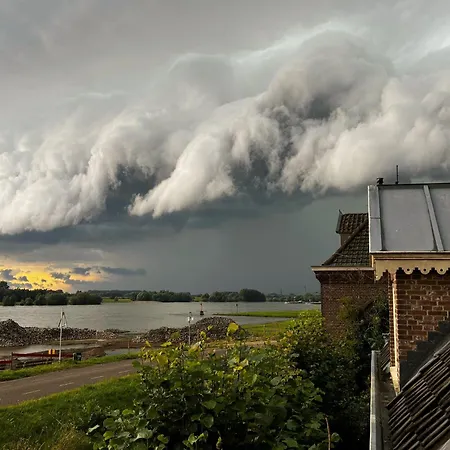 The Ferryman's Vrijgelegen Aan De Waal Ferienhaus *