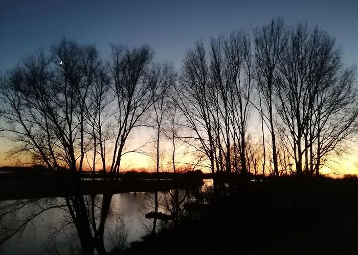 度假居 The Ferryman's Vrijgelegen Aan De Waal *