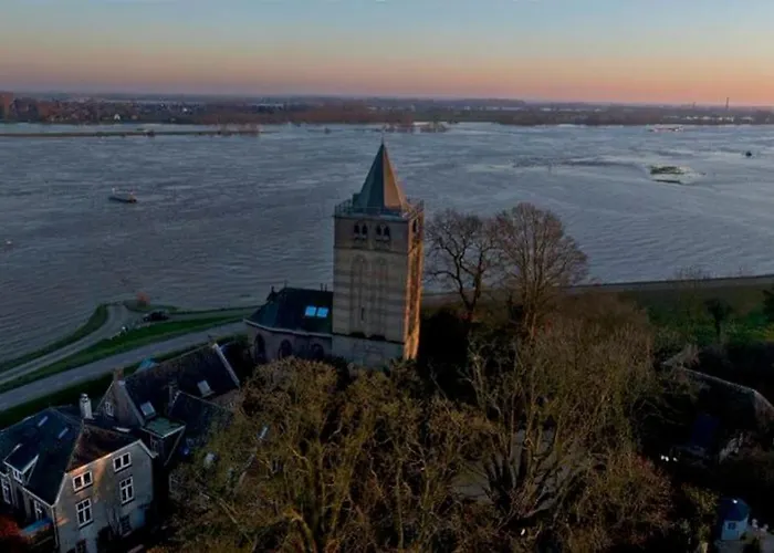 The Ferryman's Vrijgelegen Aan De Waal Varik