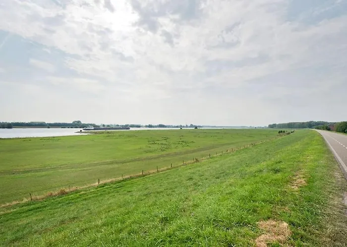 度假居 The Ferryman's Vrijgelegen Aan De Waal Varik