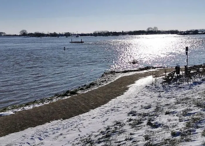 The Ferryman's Vrijgelegen Aan De Waal Vakantiehuis Varik
