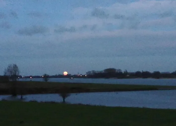 度假居 The Ferryman's Vrijgelegen Aan De Waal Varik