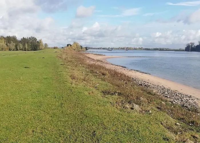 The Ferryman's Vrijgelegen Aan De Waal *